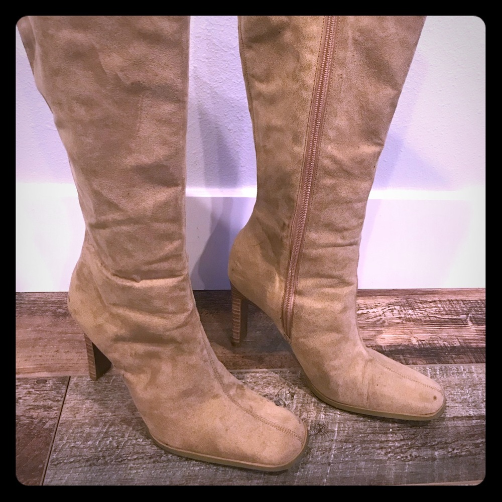 ❤️CLOSET CLEAR OUT❤️Beige suede side zip boots